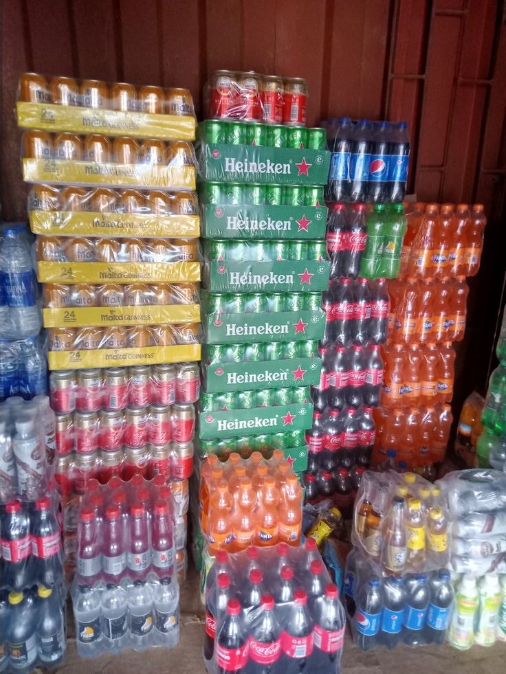 Des casiers de boissons empilés dans un dépôt