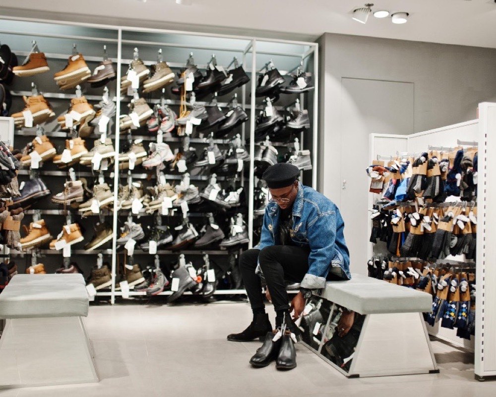 Un magasin de chaussures, murs de modèles présentés par paires