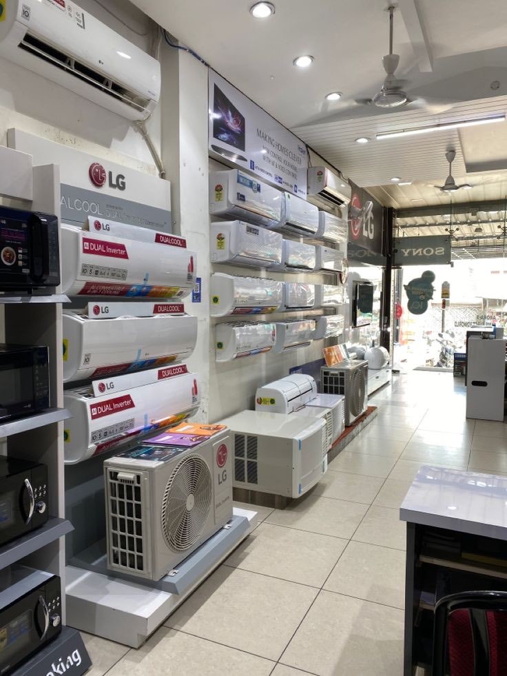 Des rayons d'électroménager, appareils alignés en boutique