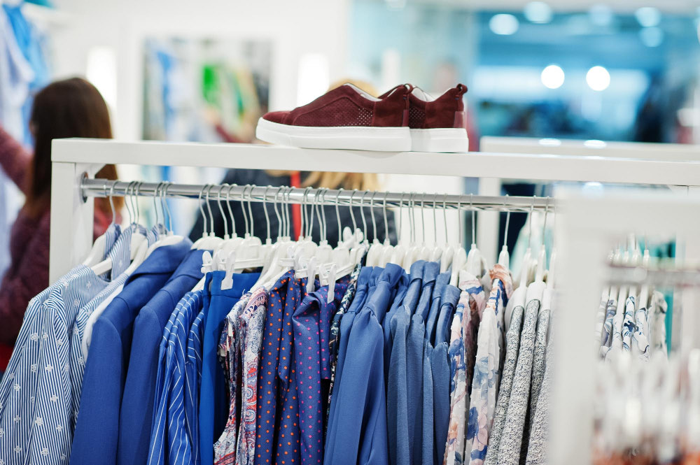 Un portant de chemises dans une boutique de prêt-à-porter