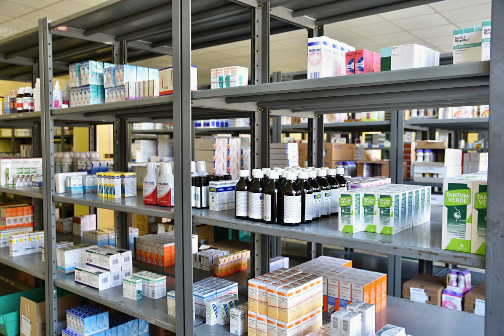 Des rayonnages de pharmacie remplis de boîtes de médicaments