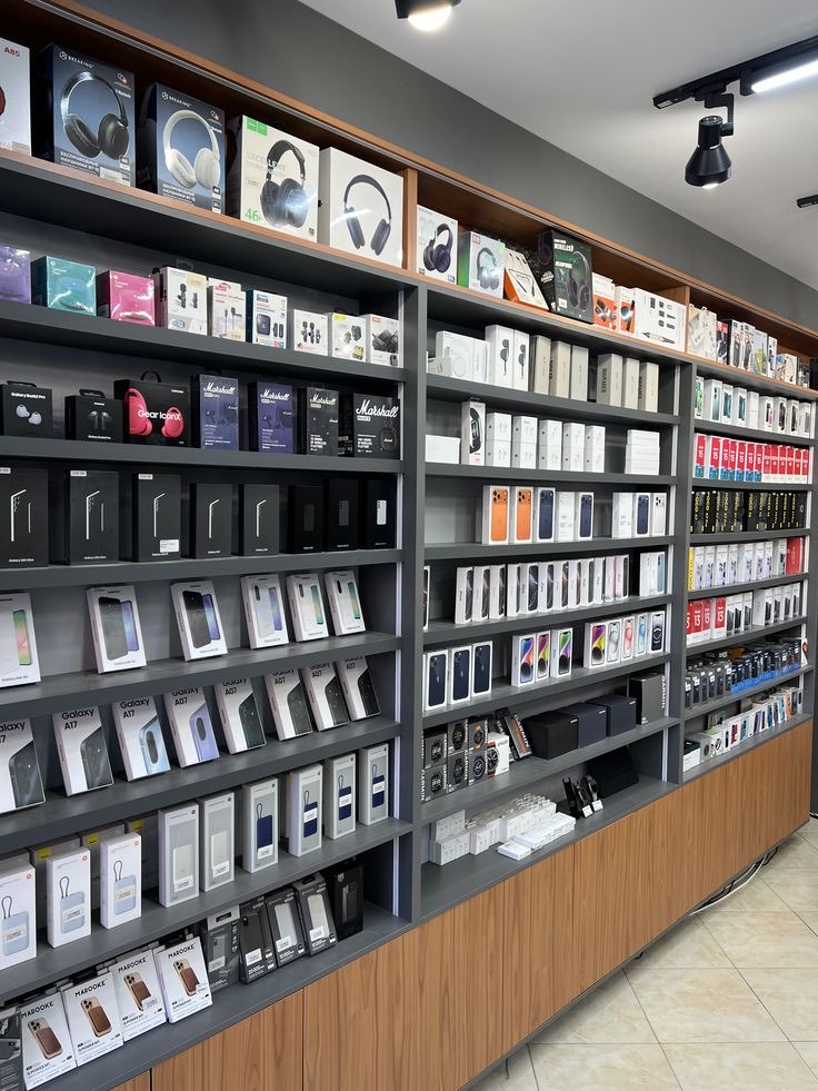 Le comptoir d'une boutique de téléphones, smartphones et accessoires en vitrine